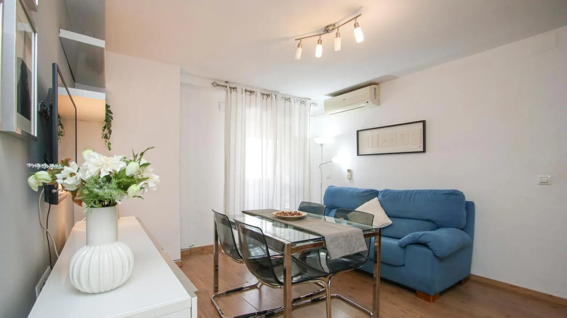 Spacious 2 Bedroom Apt In The Heart Of Triana إشبيلية 0*,  إسبانيا